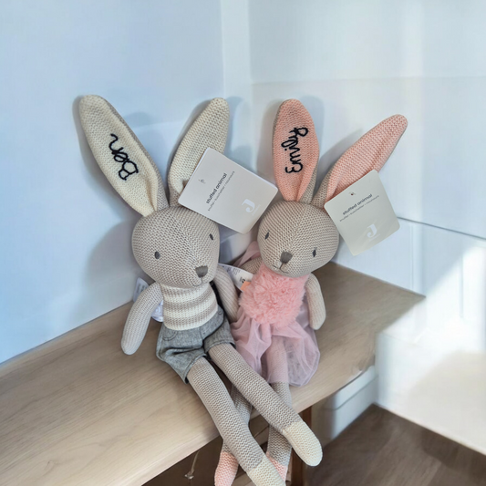 Handbestickter Kuscheltier Hase Nola oder Joey mit eigener Personalisierung - Jollein