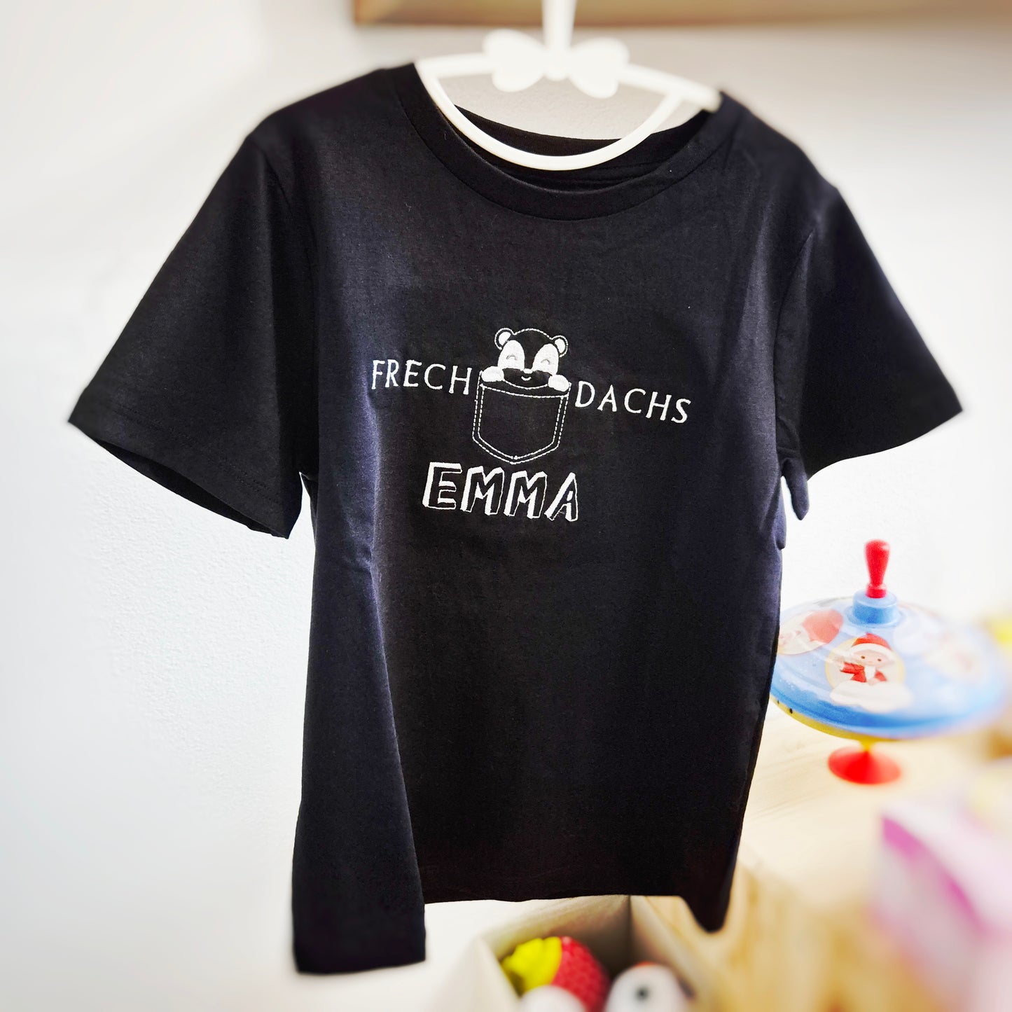 Kundenspezifisches gesticktes T-Shirt FRECHDACHS, personalisierbares Baby Shirt, Jungs - Mädchen, personalsierbares Geschenk