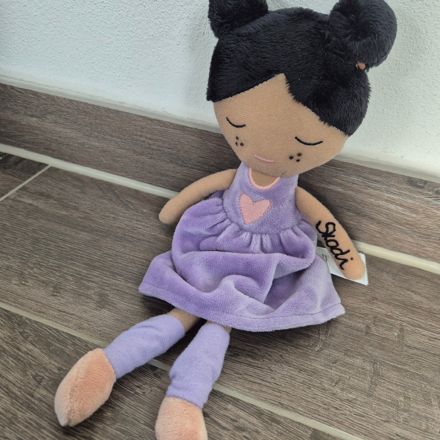 Personalisiertes Kuscheltier Puppe Daisy, Doll Daisy - hand bestickt -  Jollein