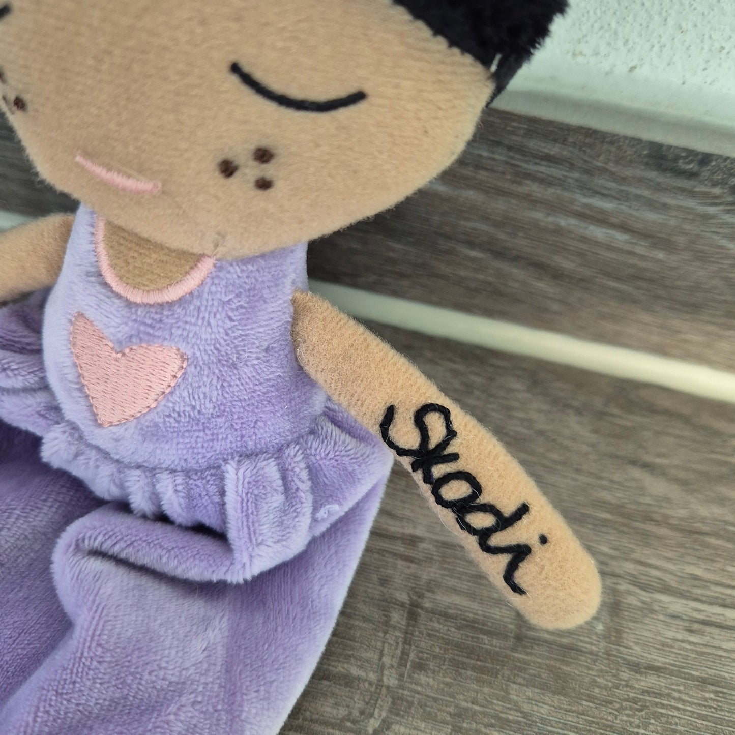 Personalisiertes Kuscheltier Puppe Daisy, Doll Daisy - hand bestickt -  Jollein