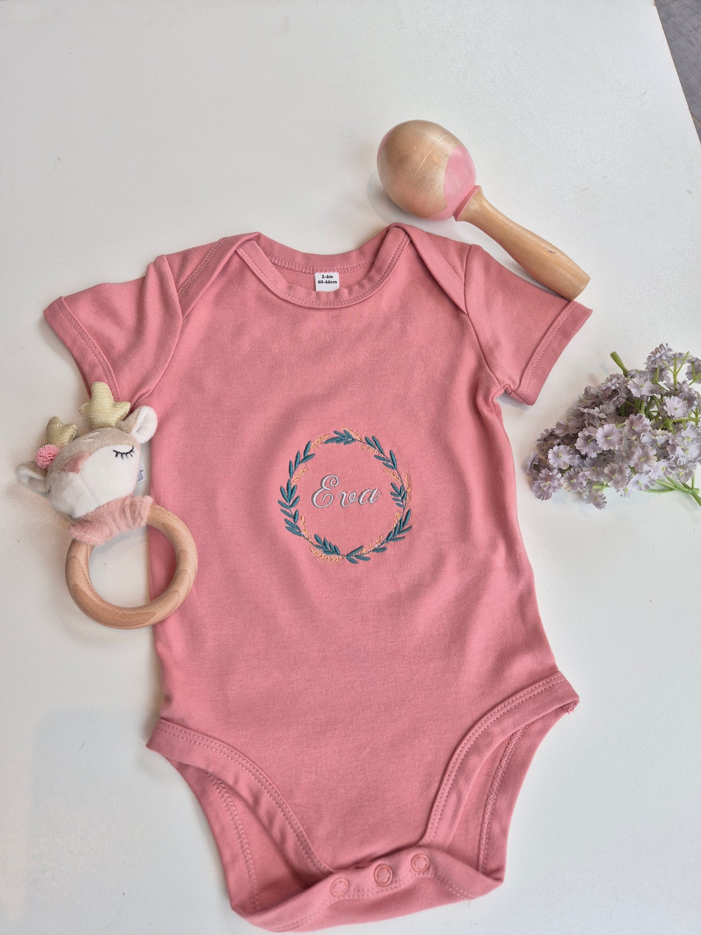 Bestickter Personalisierter Babybody BLUMENKRANZ goldig