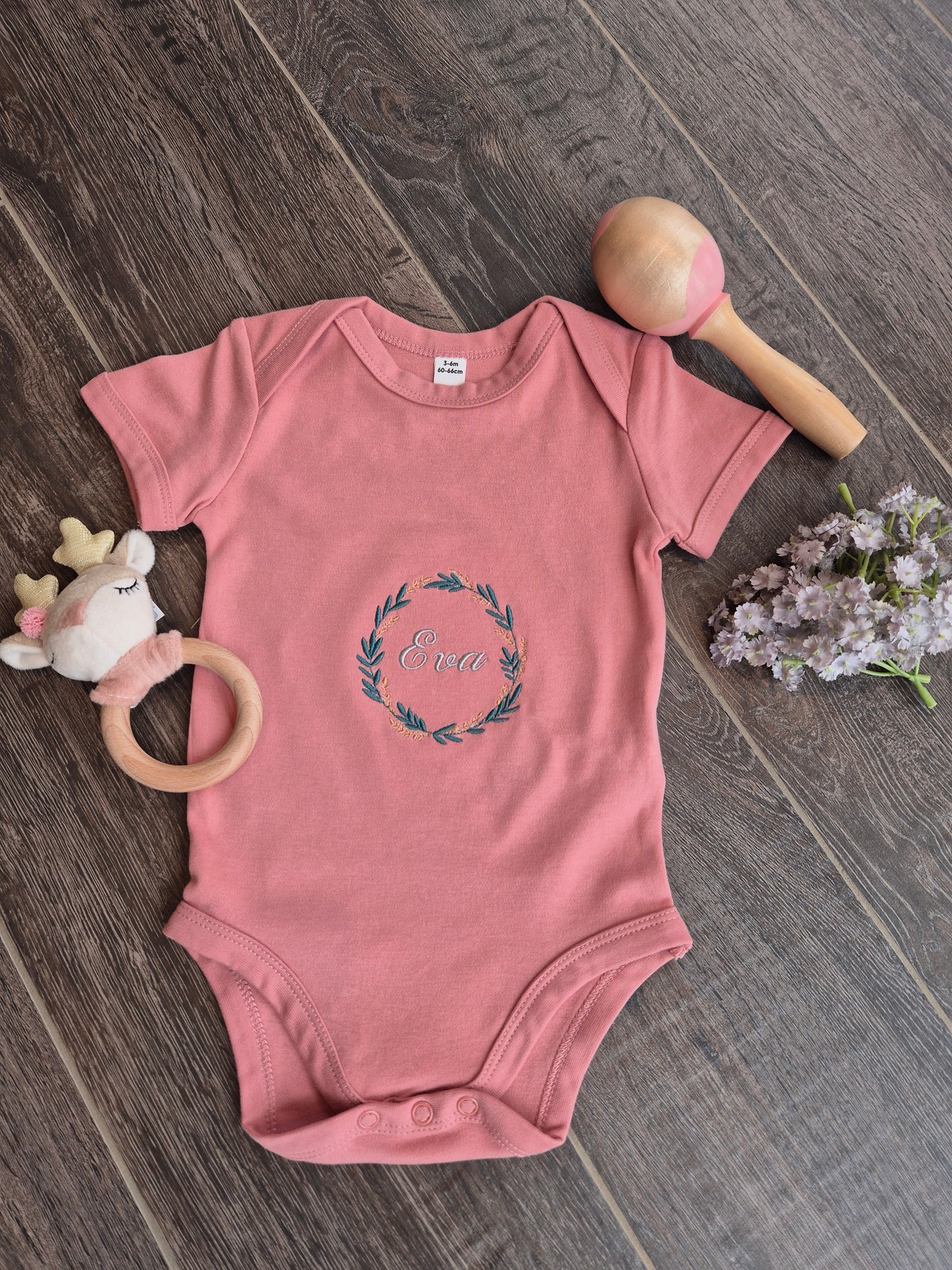 Bestickter Personalisierter Babybody BLUMENKRANZ goldig