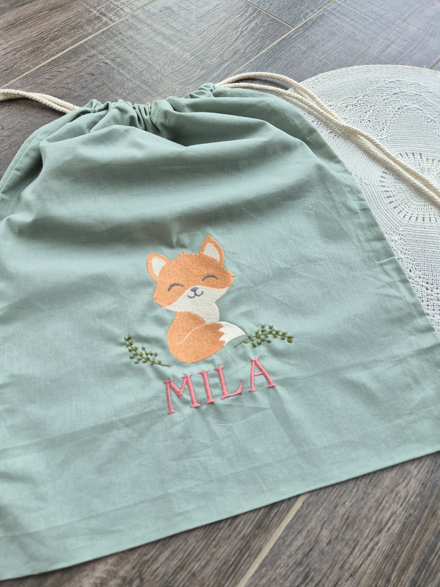 Bestickter, personalisierter Turnbeutel FUCHS, fairtrade in verschiedenen Farben