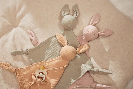 Personalisiertes Schmusetuch Hase aus Musselinstoff- handbestickt - peache, dusty rose, pastel green